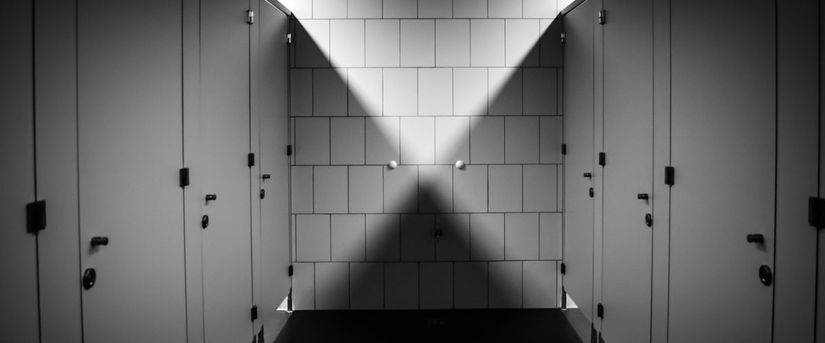 Cabinas sanitarias en baños y vestuarios