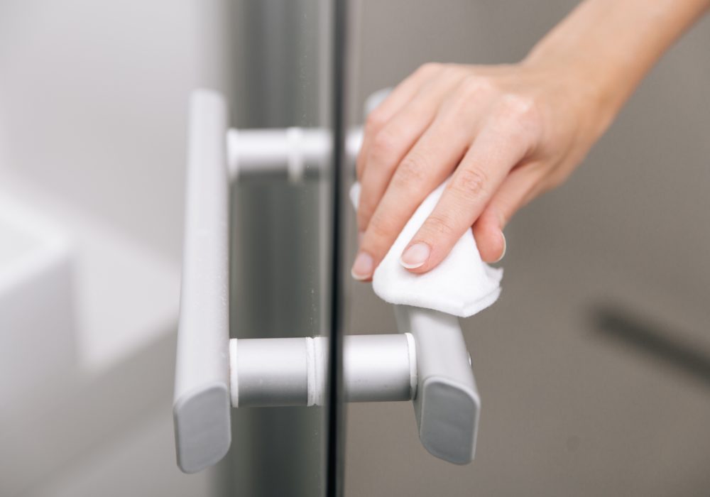 Herramientas y productos esenciales en el mantenimiento de tus taquillas metálicas
