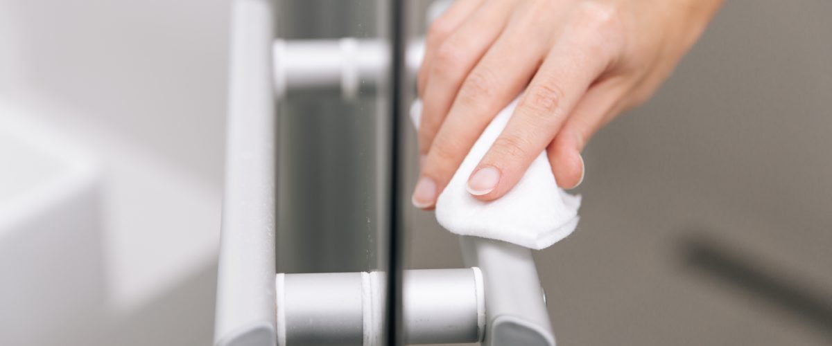 Herramientas y productos esenciales en el mantenimiento de tus taquillas metálicas