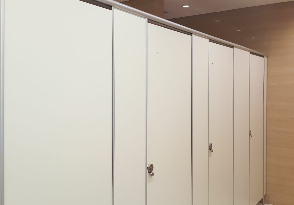 Cabinas fenólicas sanitarias: el material perfecto para duchas 