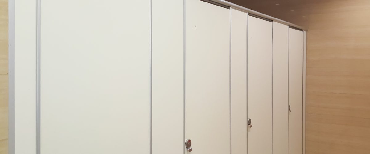Cabinas fenólicas sanitarias: el material perfecto para duchas 